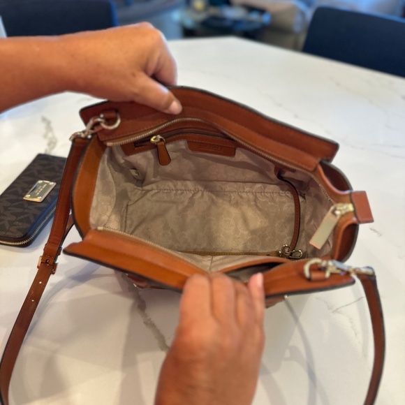 Michael Kors Medium Selma Satchel and matching Wallet - Picture 2 of 3